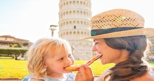 mother-child-pizza-in-pisa.jpg